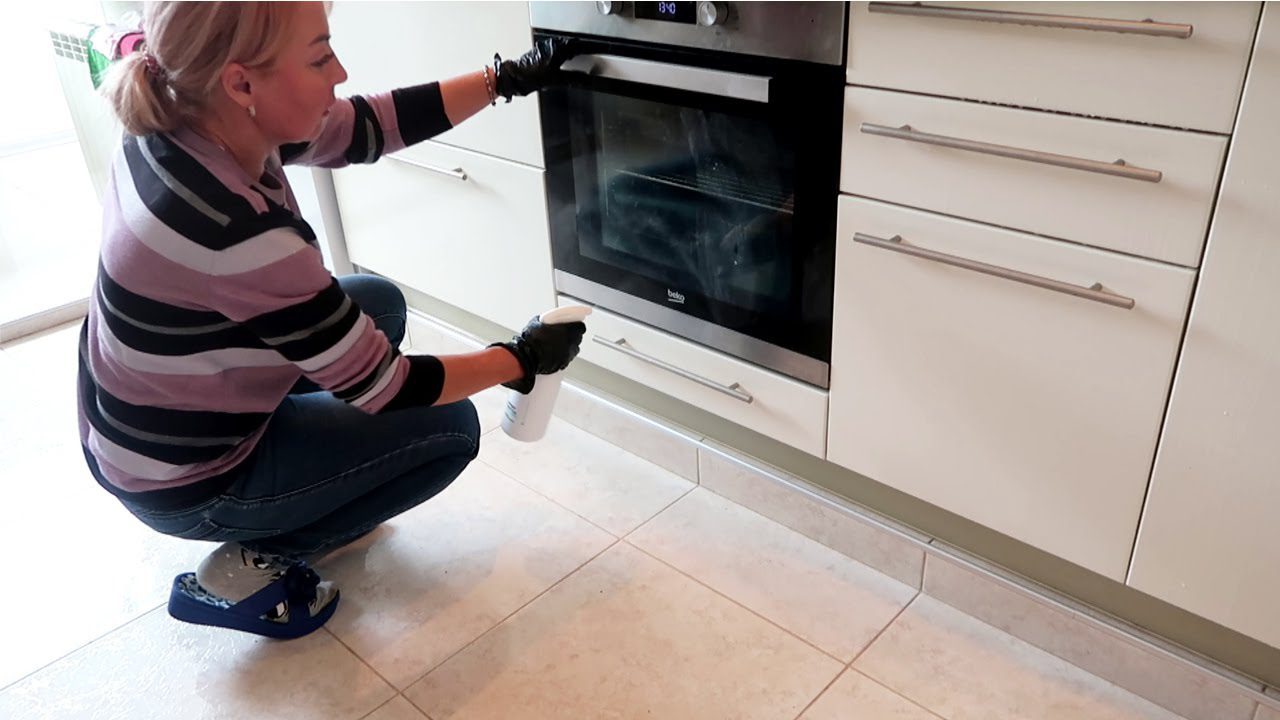 Експерти розповіли, який засіб допоможе позбутись від жиру та бруду без тертя та клопоту