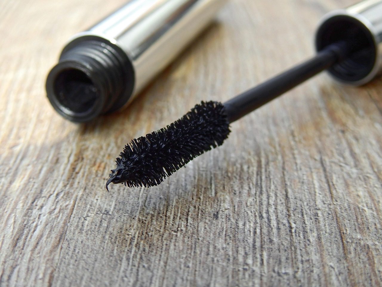 Експерти порадили простий спосіб, який допоможе відростити довгі та густі вії – порада