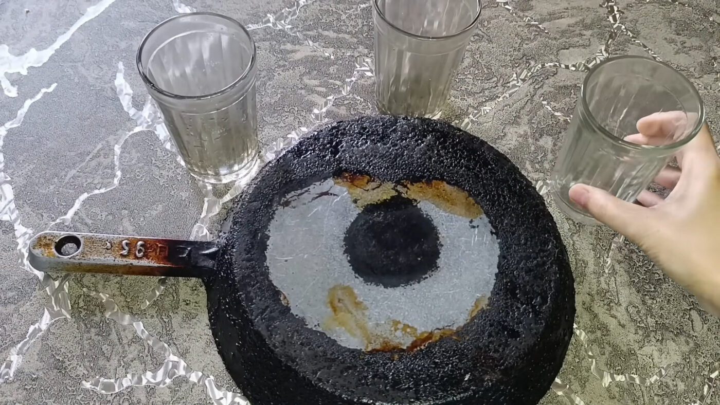 Як очистити чавунні сковорідки від нагару підручними засобами