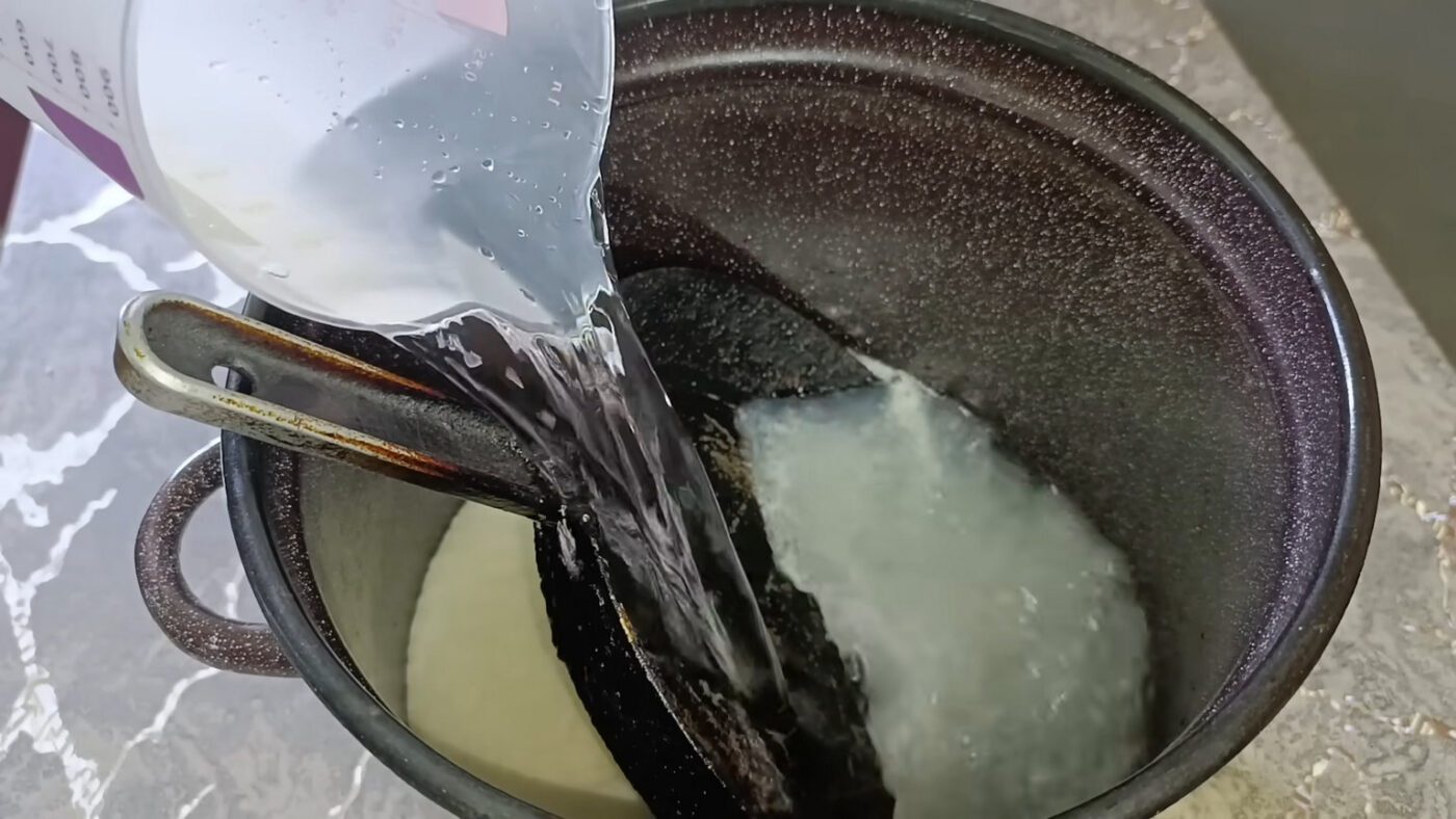 Чищення чавунної пательні від нагару кальцинованою содою та господарським милом