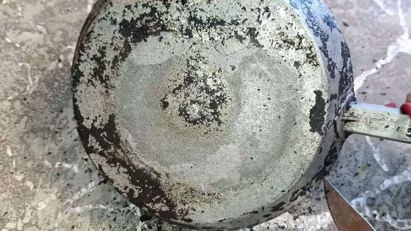 Чищення чавунної пательні від нагару кальцинованою содою та господарським милом