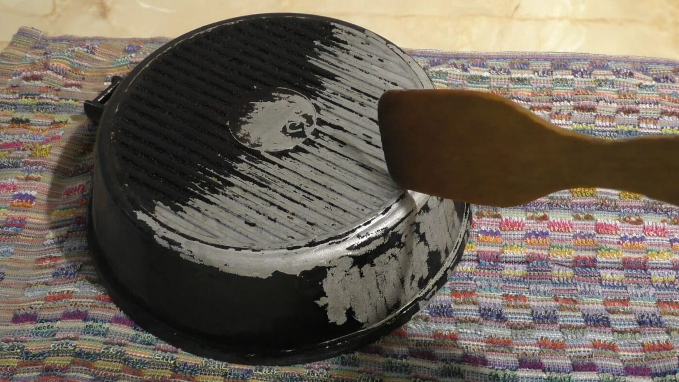 Розчин з господарського мила та соди для відчищання нагару зі сковорідок