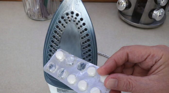 Як швидко відчистити брудну праску від нагару парацетамолом