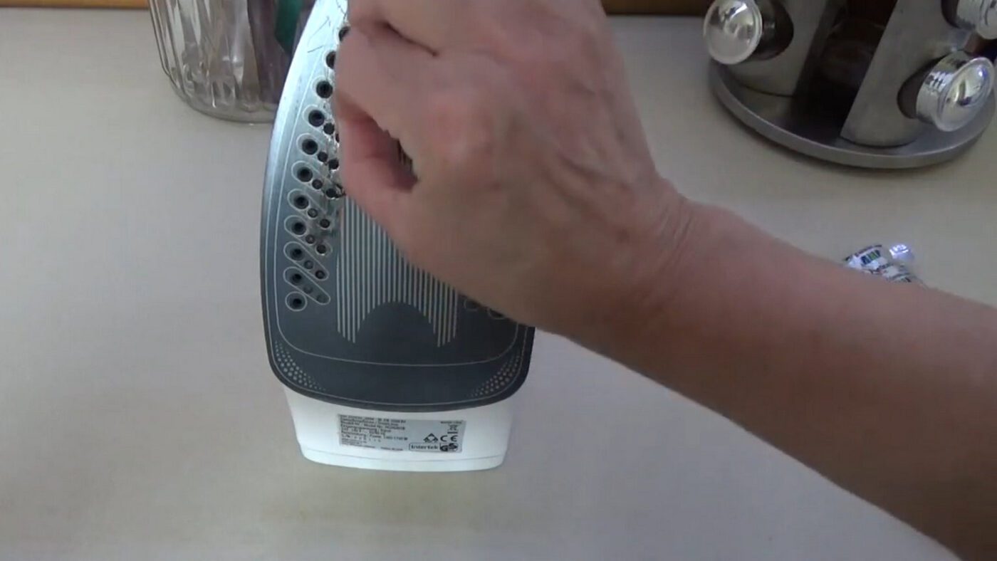 Як швидко відчистити брудну праску від нагару парацетамолом