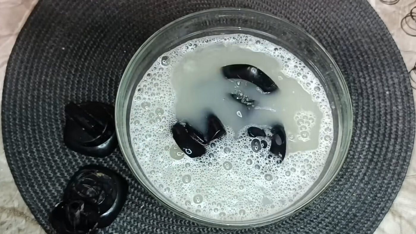 Господині порадили метод очищення ручок плити від жиру та нальоту