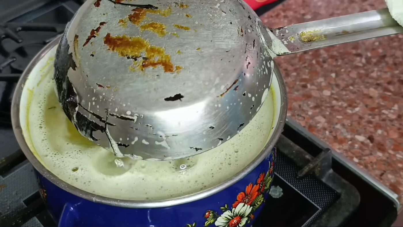 Як відмити старий нагар зі сковорідки содою, гірчичним порошком та милом