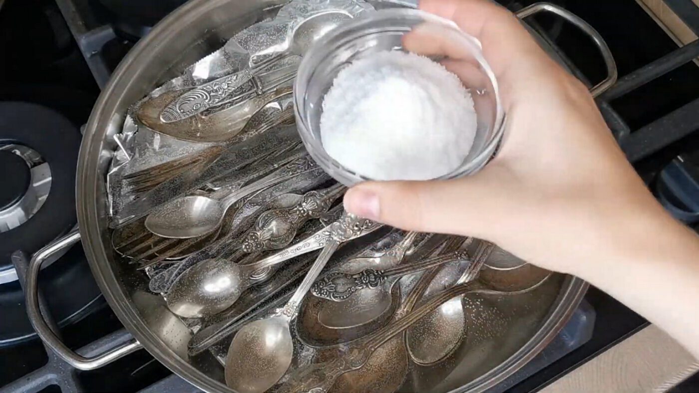 Чищення виделок, ложок та іншого столового приладдя фольгою та содою