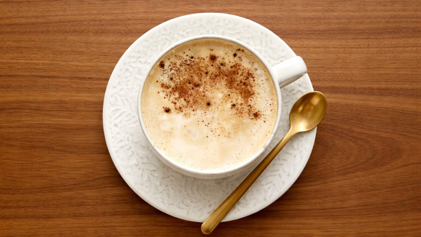 Дієтологи назвали 4 переваги кави з корицею замість цукру та вершків