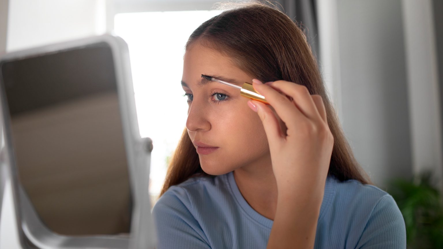 Косметологи пояснили, як зробити брови та вії густішими без салону