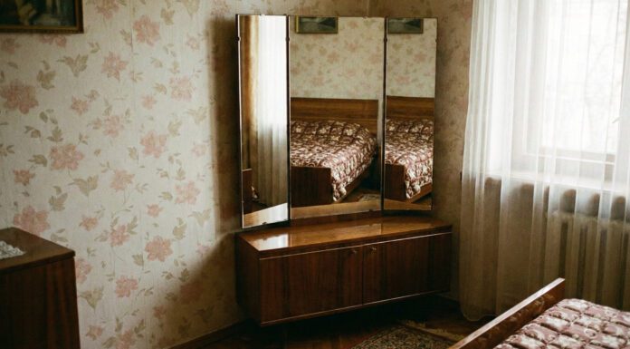 Чому в СРСР забороняли вішати дзеркало навпроти ліжка: таємниця, про яку наші бабусі мовчали десятиліттями Історики пояснили, чому в СРСР ніхто не вішав дзеркала навпроти ліжка