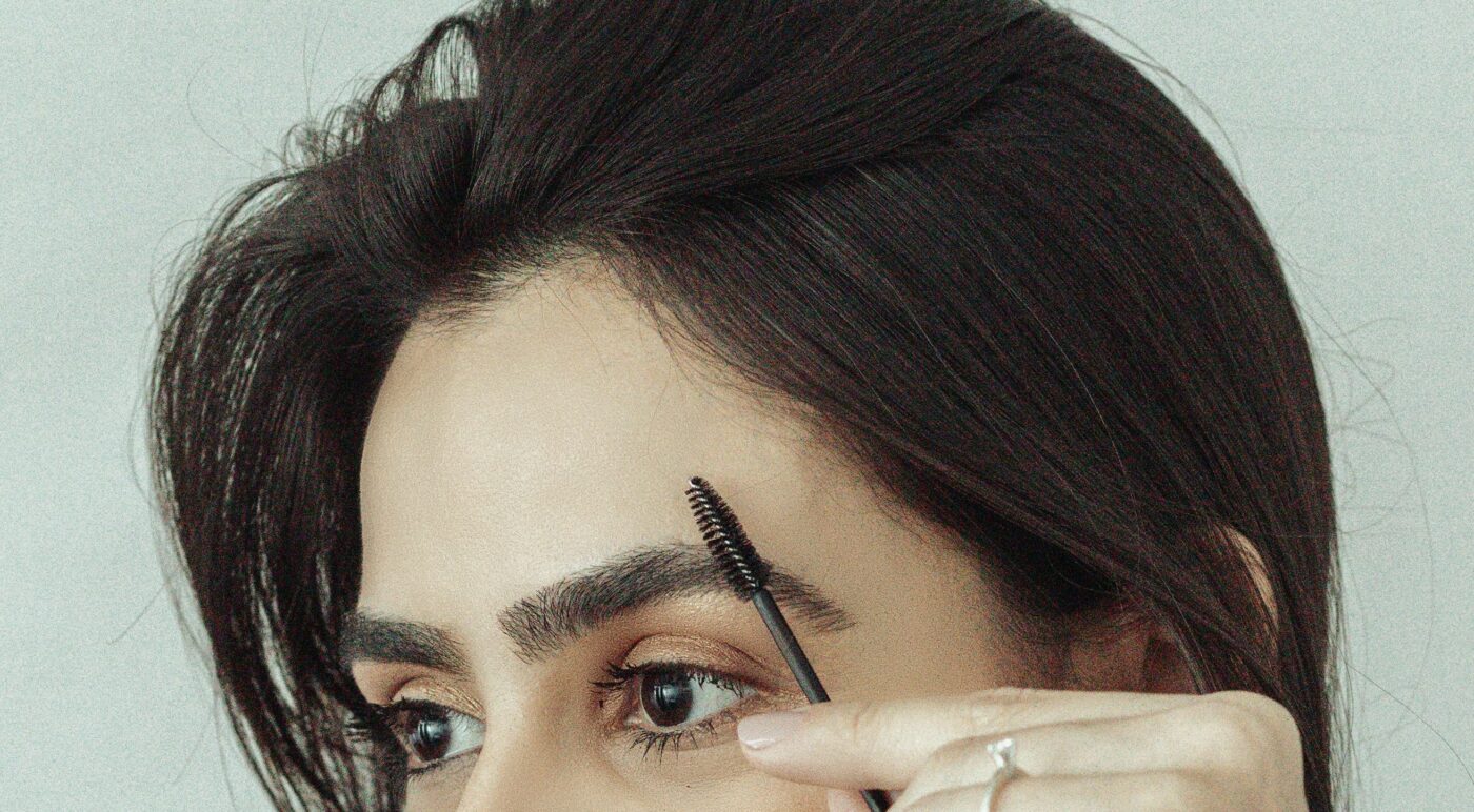 Натуральний засіб, що допомагає відростити густі брови