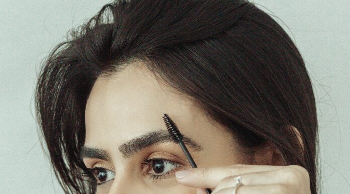 Косметологи дали пораду щодо відрощення густих брів