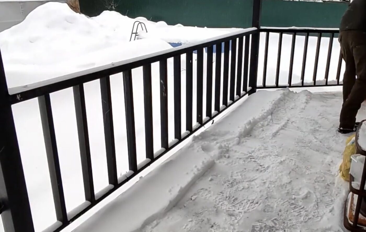 Як прибрати лід біля будинку без солі та піску