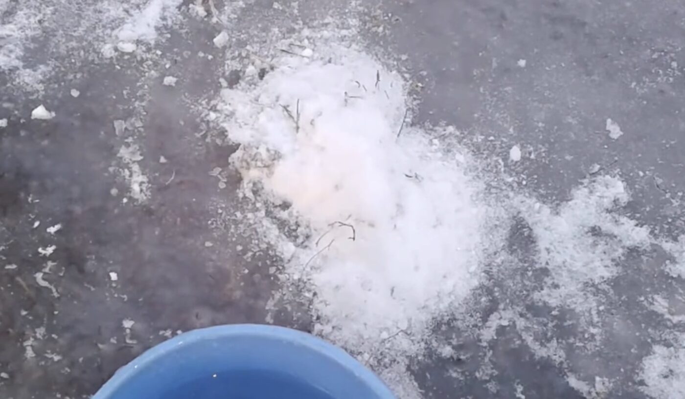 Як прибрати лід біля будинку без солі та піску