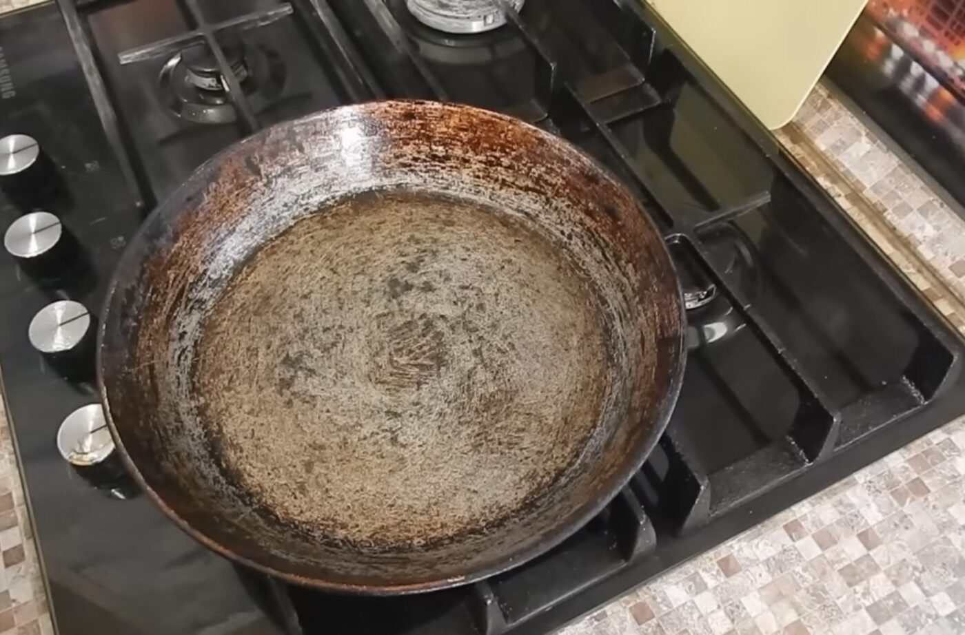 Що робити зі сковорідкою, щоб їжа не пригорала