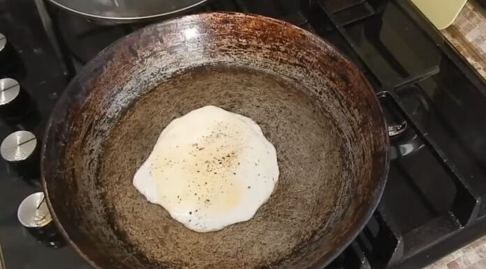 Сільський метод “3 краплі” допоміг: сковорода більше не пригорає – навіть млинці без олії смажу Кухарі показали, що робити зі сковорідкою, щоб їжа не пригорала