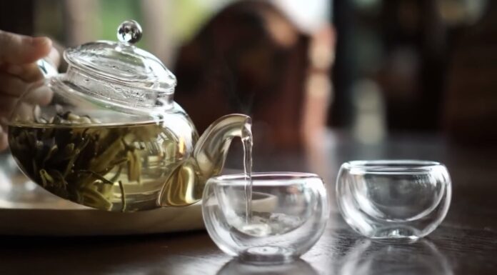 Вчені назвали час, коли пити зелений чай категорично забороняється: інакше – будуть наслідки Вчені розповіли, який час найбільше підходить для споживання зеленого чаю