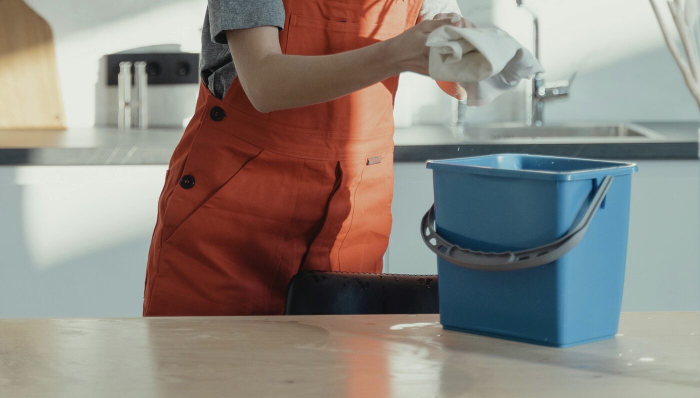 Що додати у воду для прибирання, аби пил не осідав