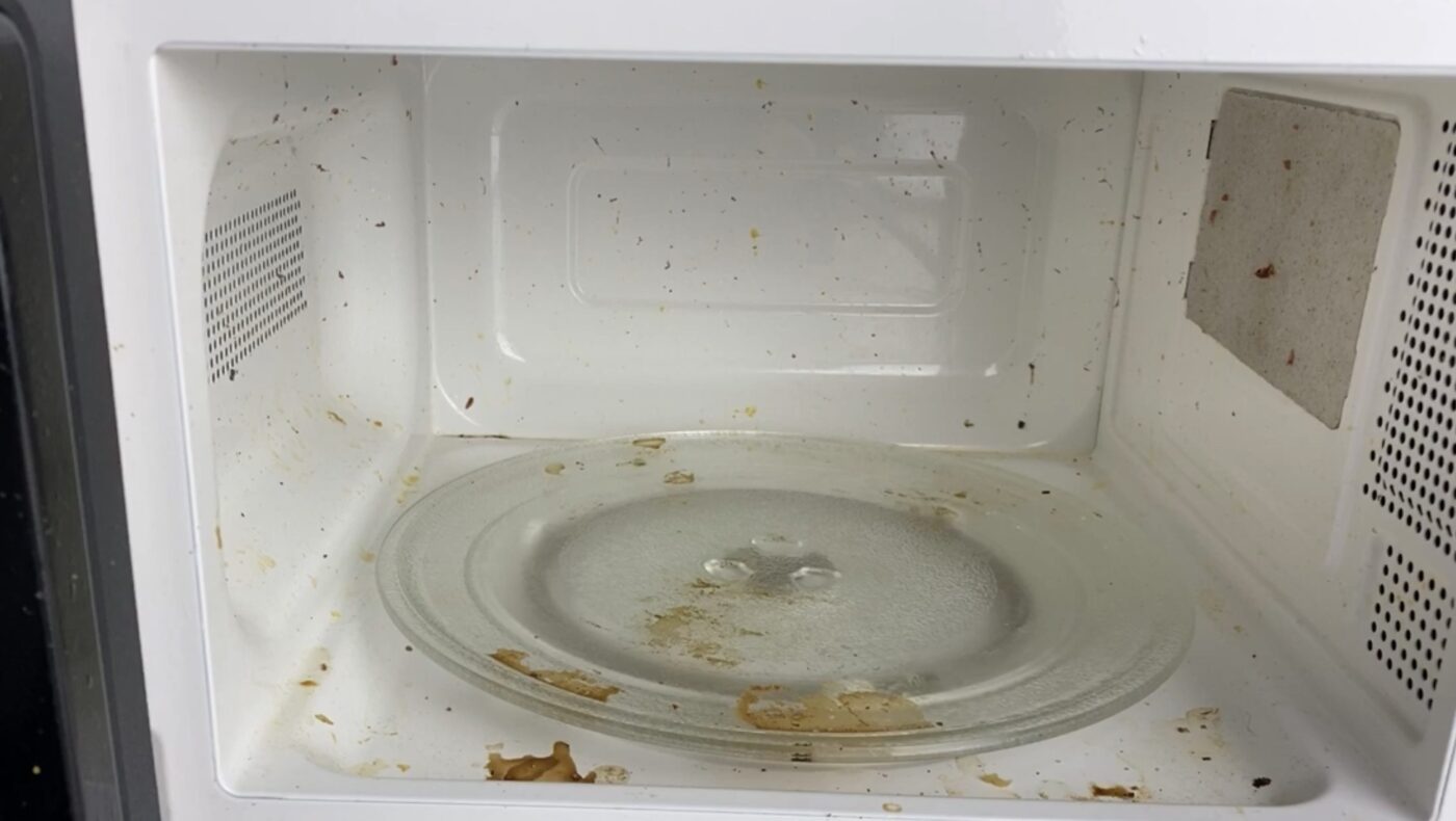 Як легко відмити мікрохвильову піч від засохлої їжі