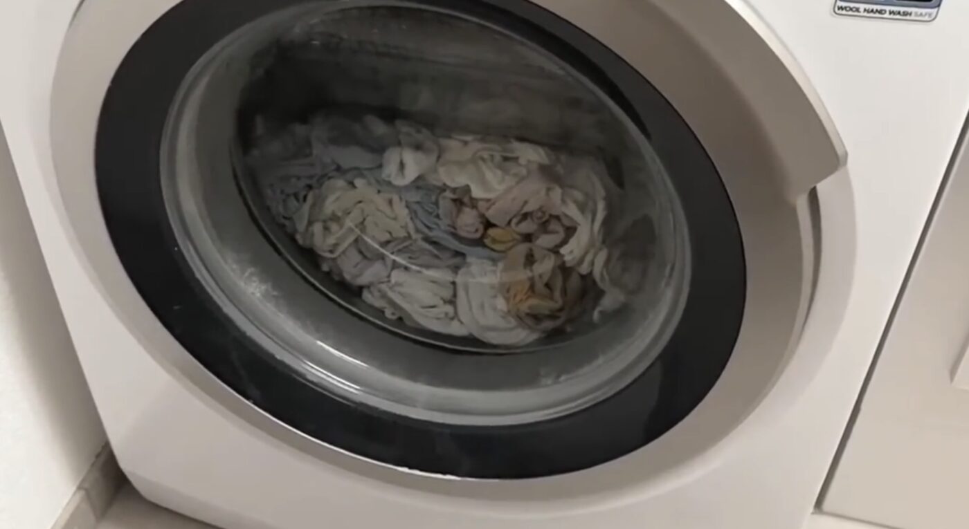 Як за допомогою сухого рушника швидко висушити одяг