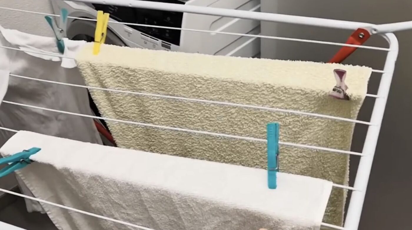 Як за допомогою сухого рушника швидко висушити одяг