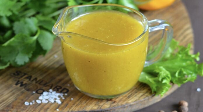 Кухар із 30-річним стажем показав, як за 2 хвилини зробити смачний соус до будь-якої страви Кулінари поділились рецептом універсального соусу до страв