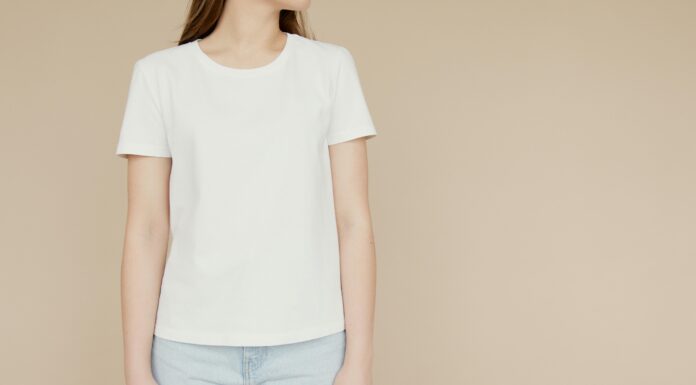 Стане як нова: мама показала, як вивести жовті плями з білої футболки засобом за 10 гривень Експерти показали, як просто вивести плями з білої футболки