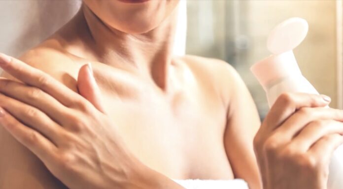 Шкіра на тілі аж лущилась та свербіла, поки не додала у крем 5 крапель цього засобу Дерматологи порадили догляд за надмірно сухою шкірою взимку