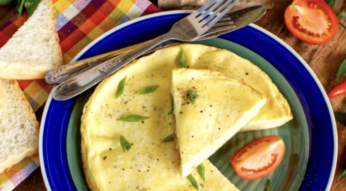 Готую омлет лише з 1 секретним інгредієнтом: він не осідає навіть після охолодження Кулінари поділились секретом смачного й пишного омлету