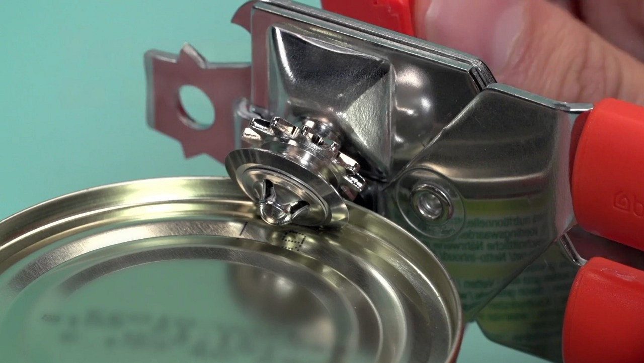 Кулінари розповіли, як відкрити консерву, щоб краї бляшанки були рівними