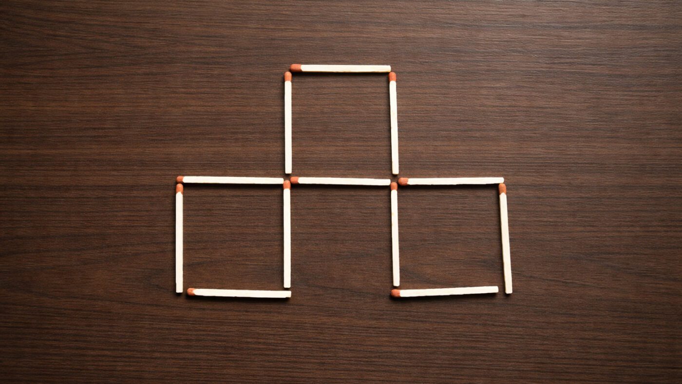 Правильно переставте сірники, щоб зробити 3 квадрати