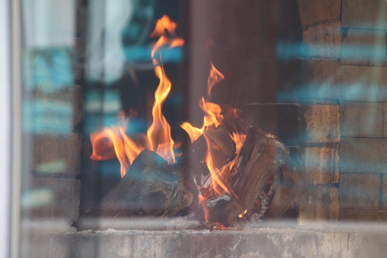 Експерти розповіли, жменя якого продукту допоможе швидше розпалити багаття для опалення