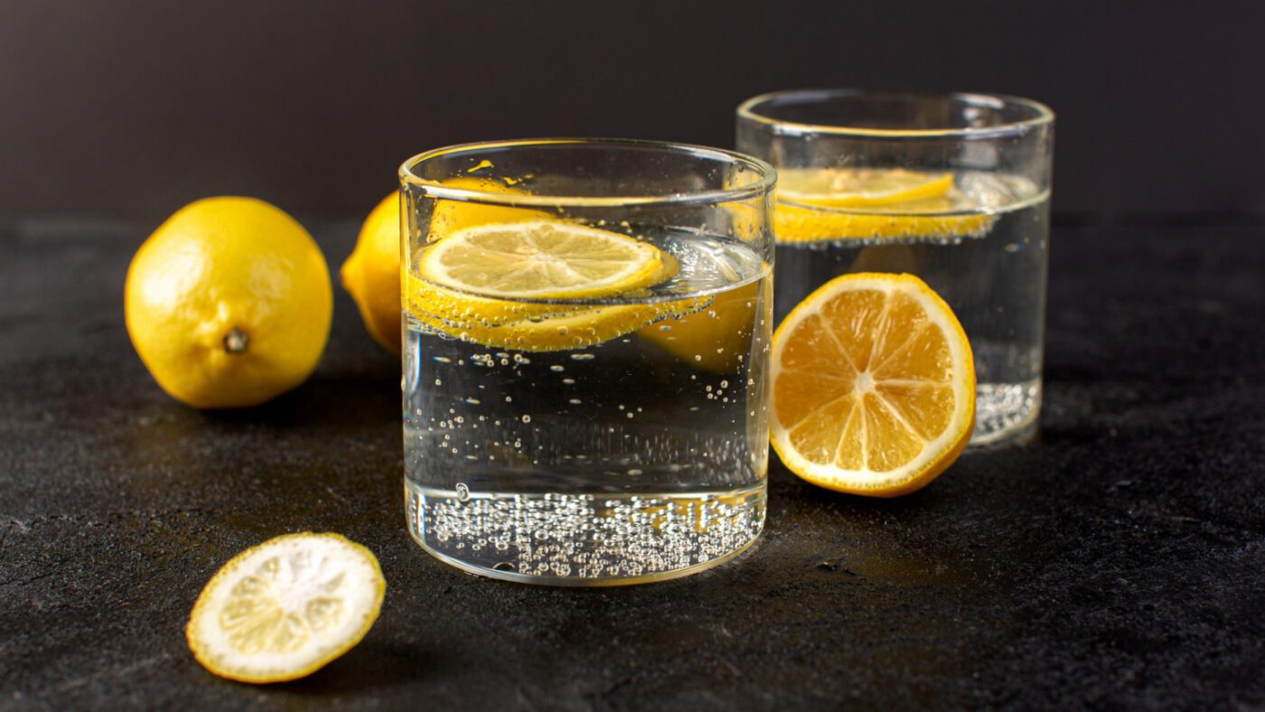 що відбувається з організмом при вживанні зранку води з лимоном. Фото: скріншот з відео