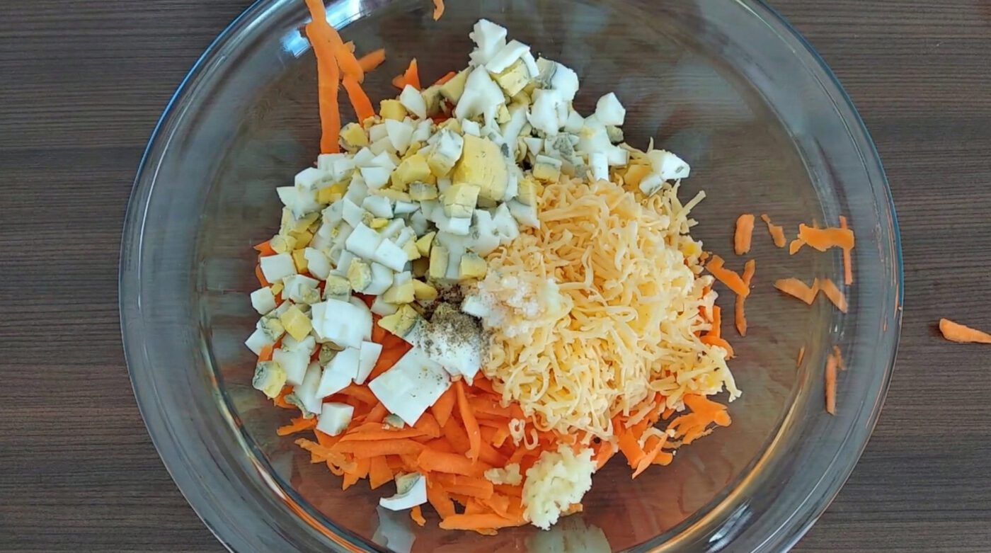 Швидкий морквяний салат із твердим сиром за 10 хвилин
