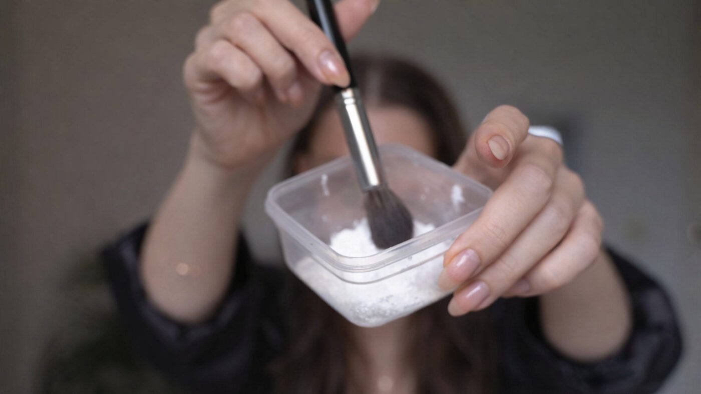 Перукарі показали, як освіжити зачіску крохмалем між миттями голови