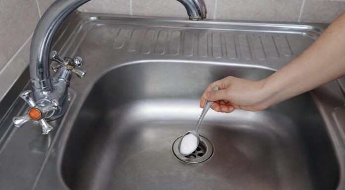 Сантехніки пояснили, як швидко прочистити сифон