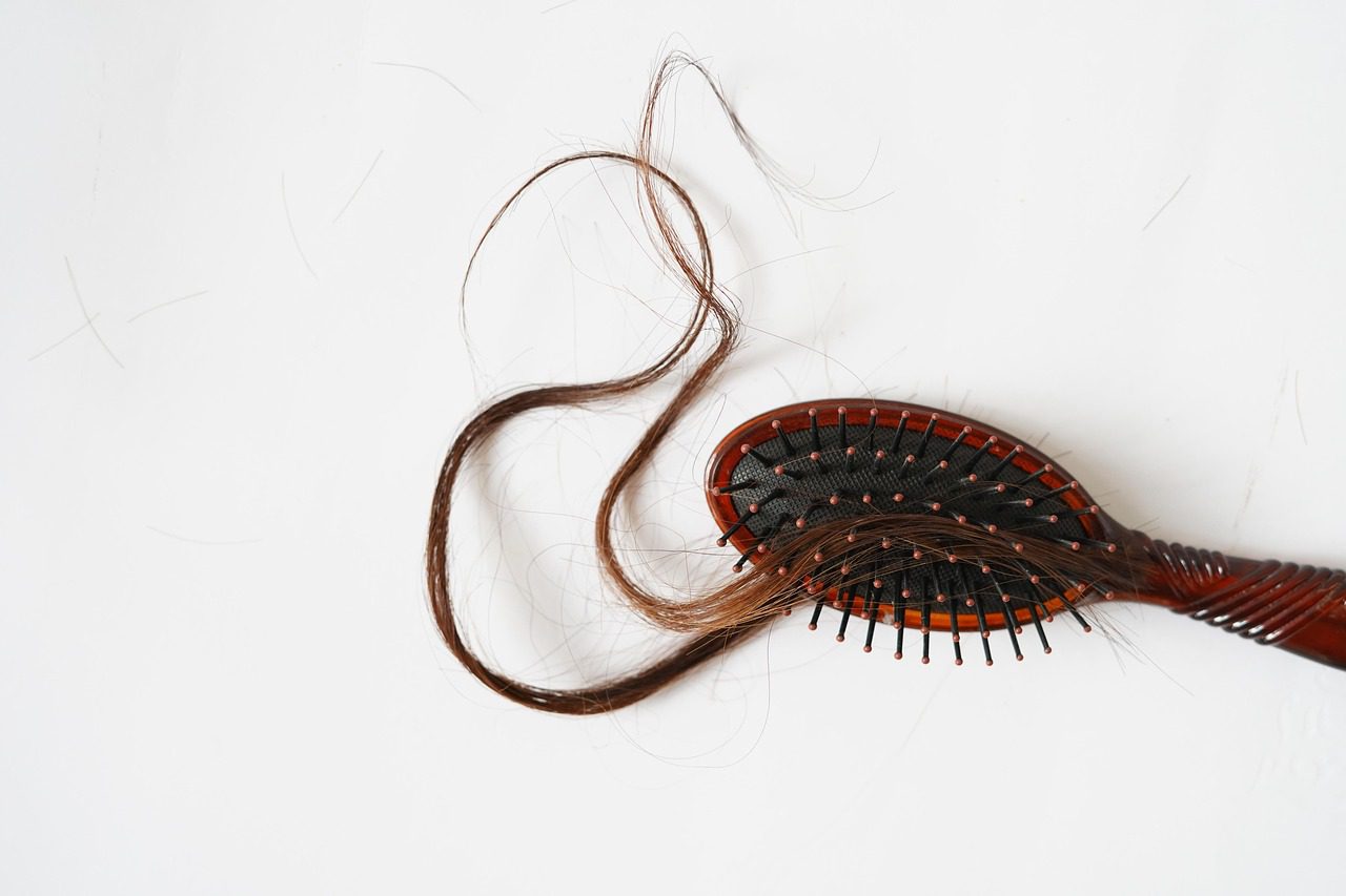 Експерти порадили, який простий лайфхак допоможе швидко зупинити випадіння волосся