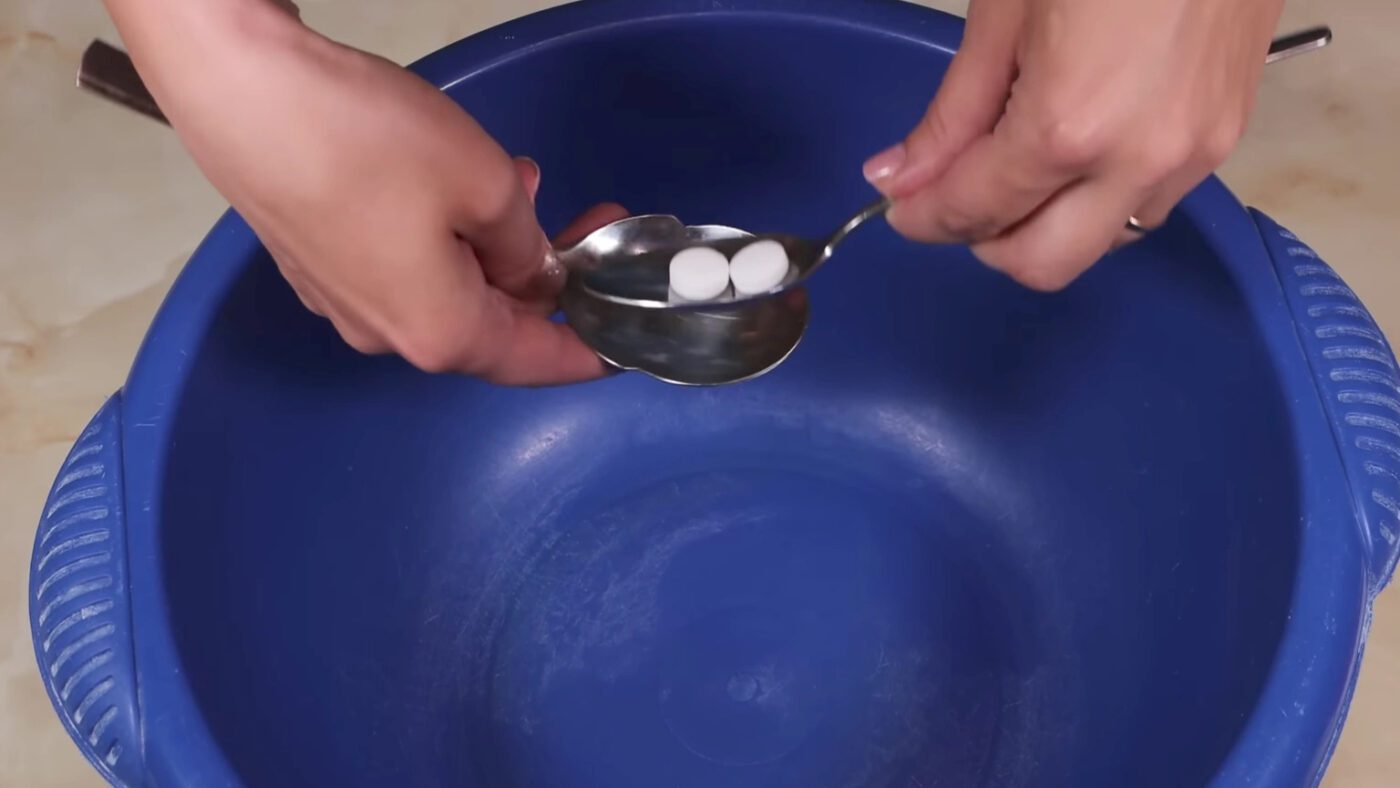 Господині порадили суміш для відбілювання одягу з плямами та жовтизною