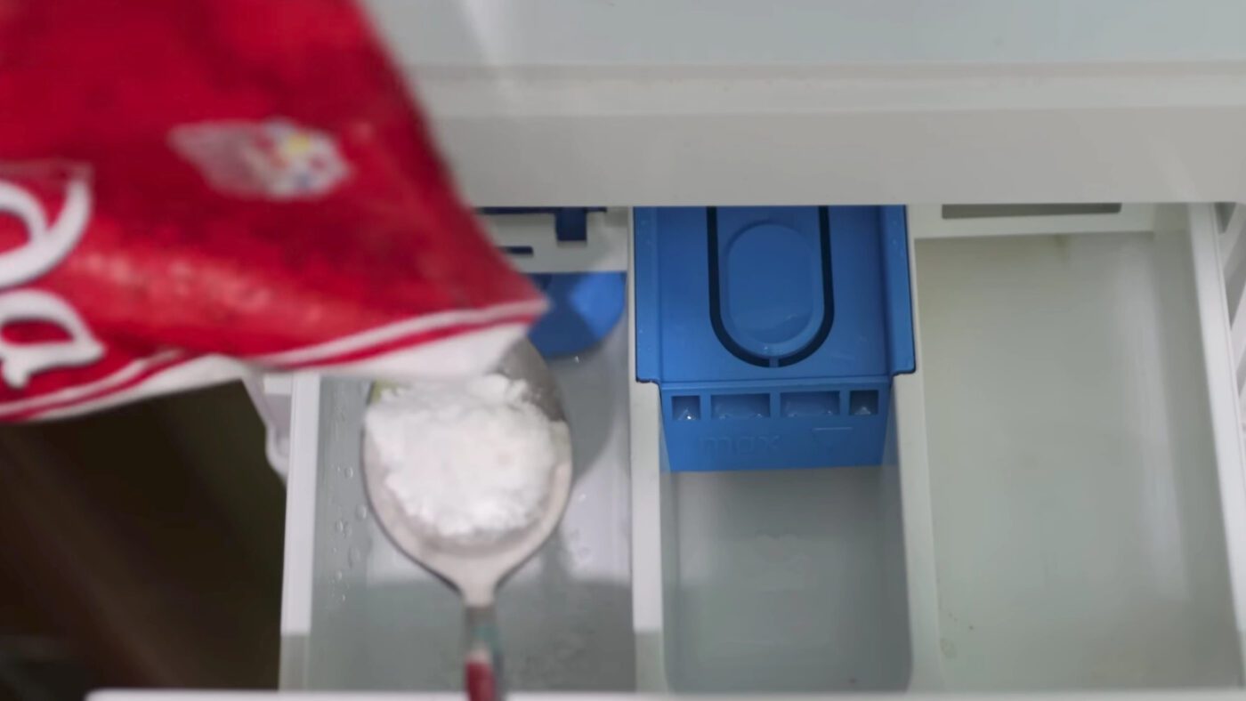 Господині порадили суміш для відбілювання одягу з плямами та жовтизною