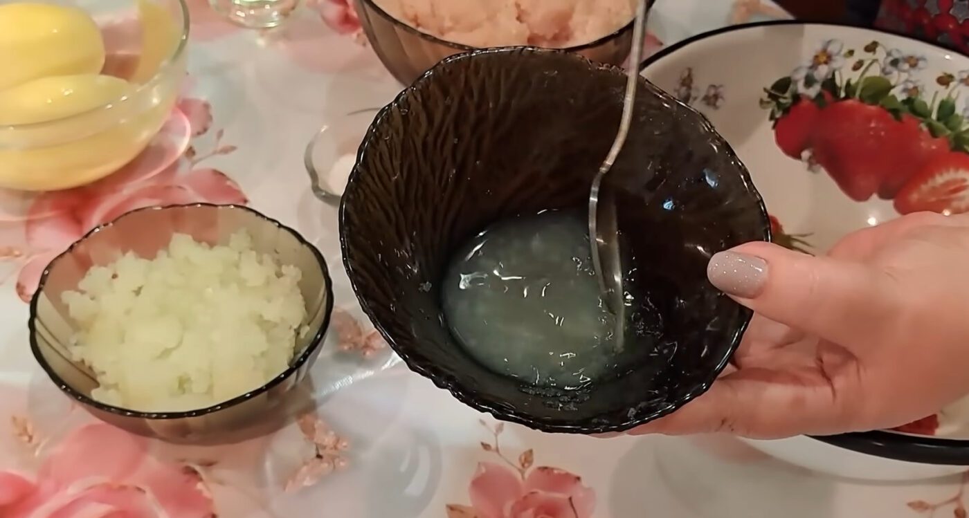 Рецепт соковитих котлет без хліба, яєць та борошна