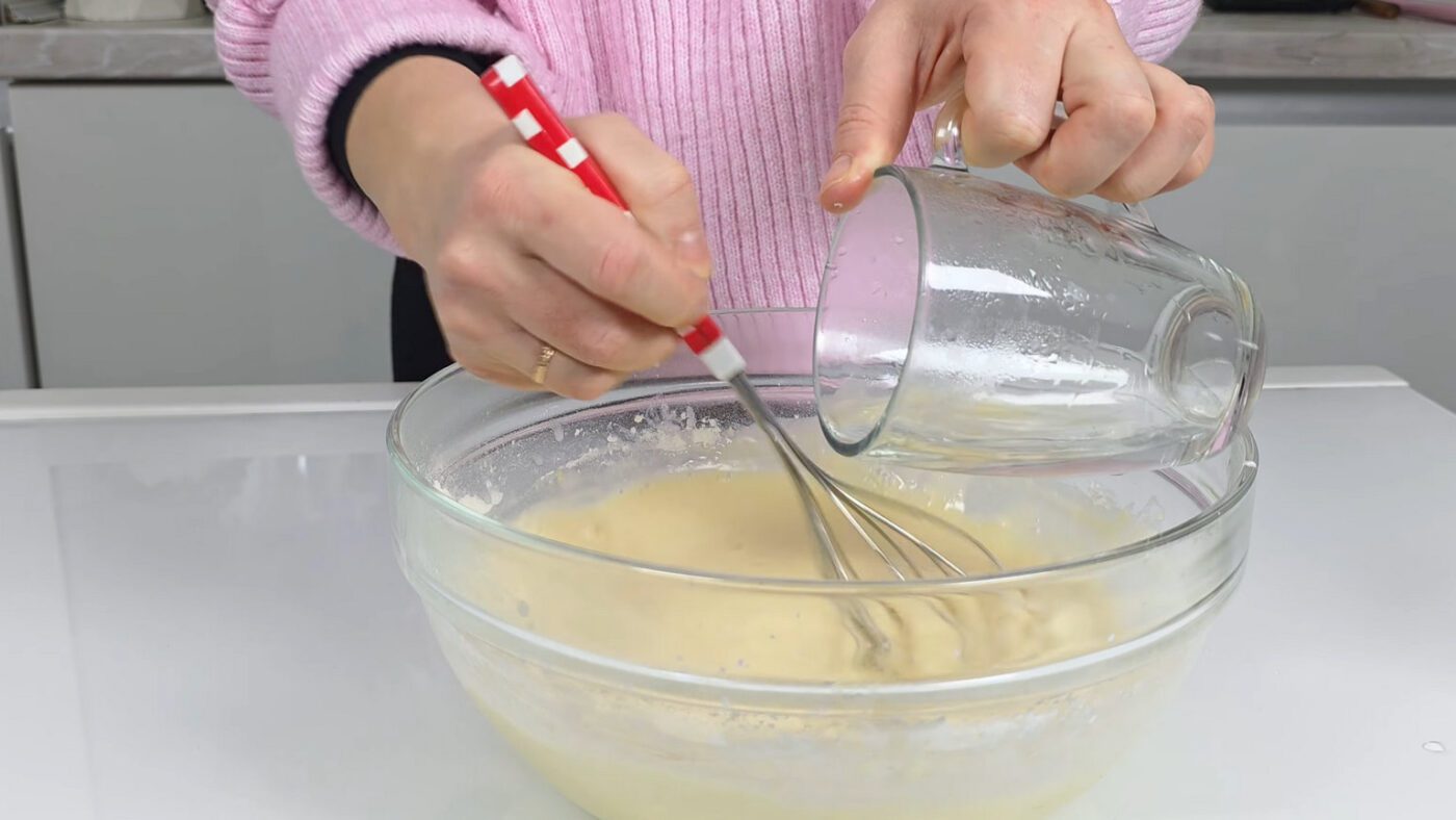 Рецепт ніжних та еластичних млинців на тісті з окропом