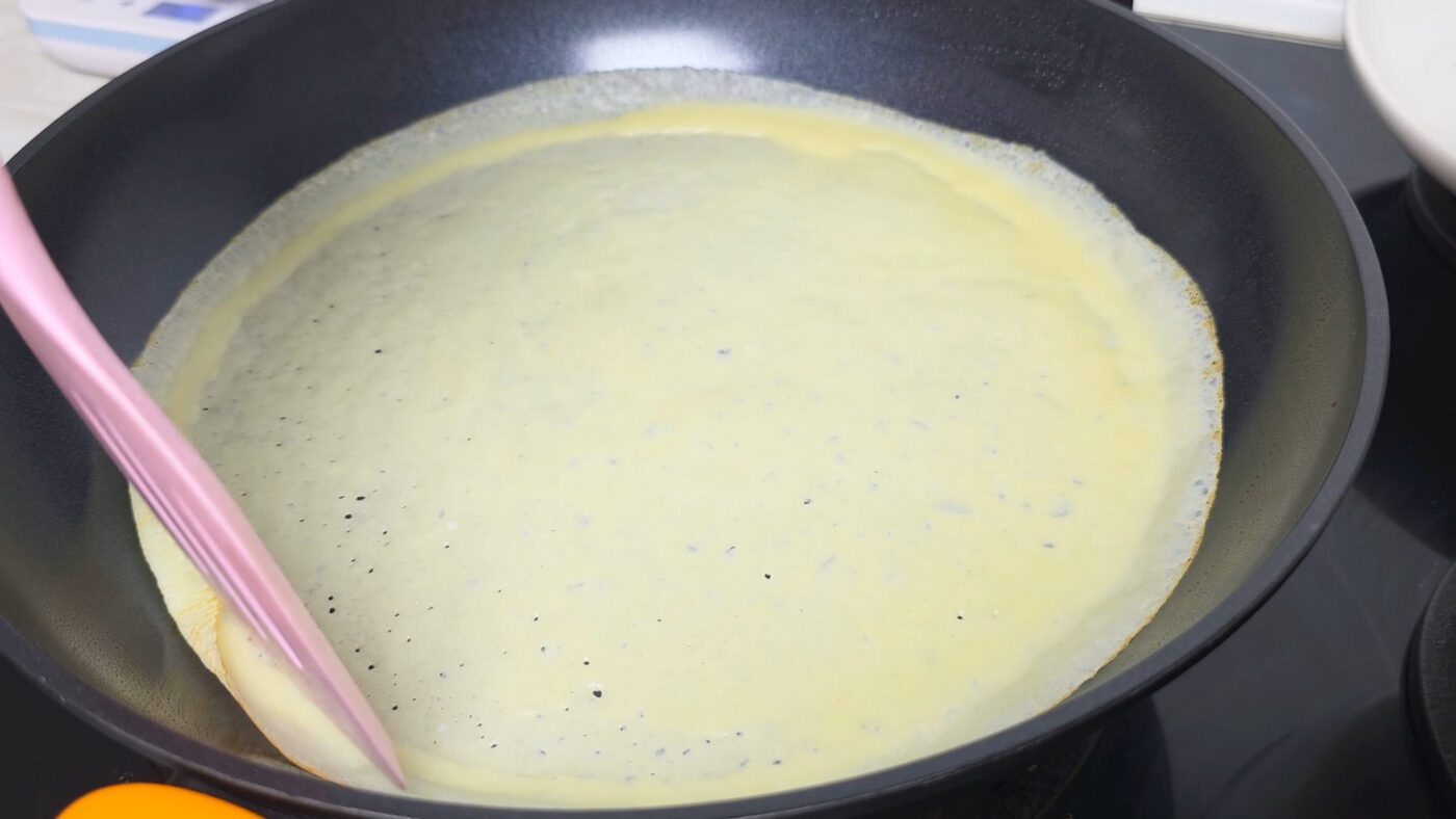 Рецепт ніжних та еластичних млинців на тісті з окропом