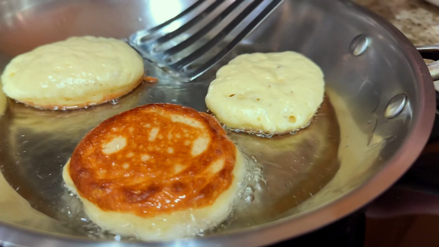 Рецепт пухких та ніжних оладок на 1 яйці та кефірі