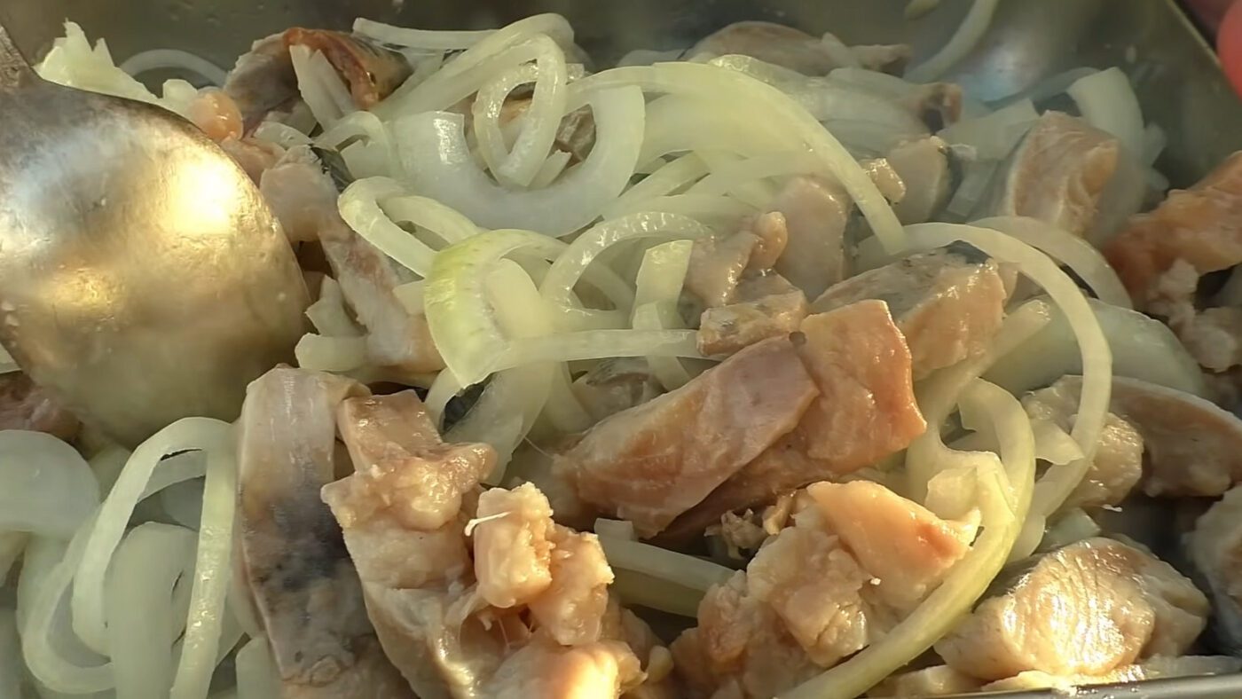 Рецепт малосольного оселедця з майонезним соусом