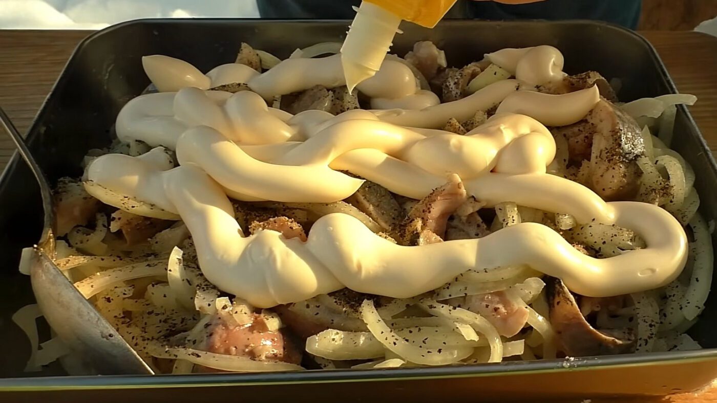 Рецепт малосольного оселедця з майонезним соусом