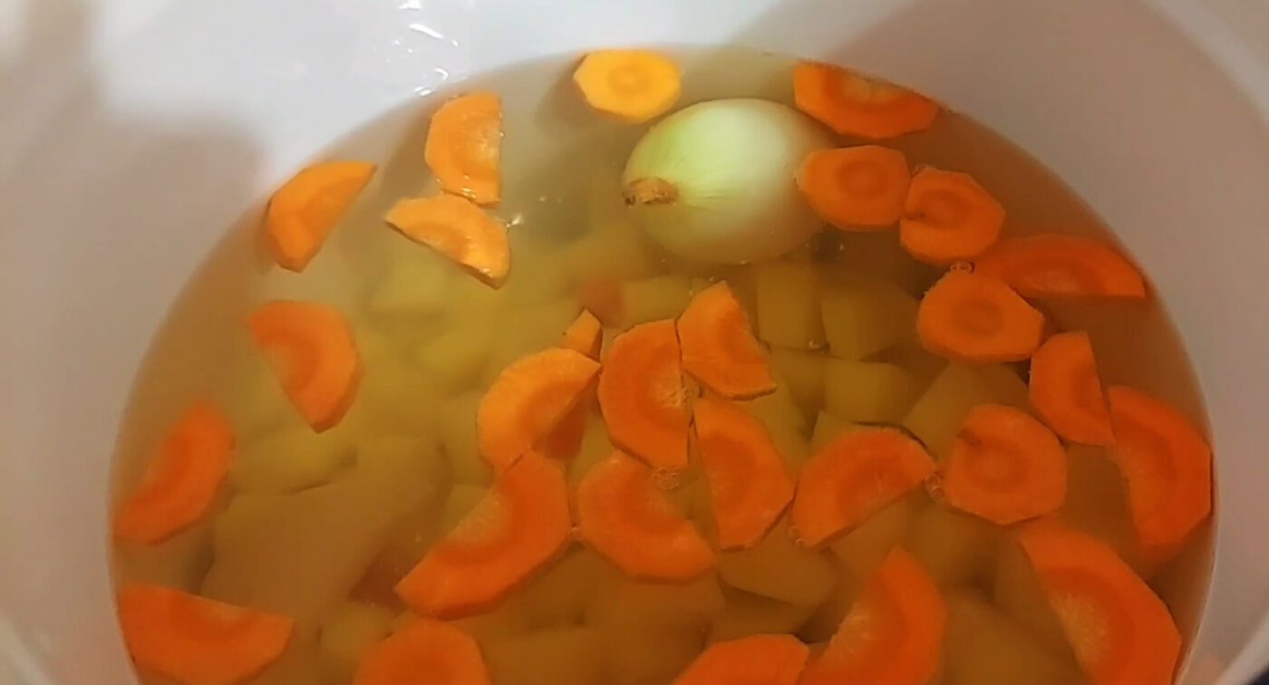 Рецепт смачного і наваристого супу з кольрабі та сметаною