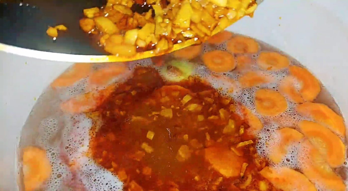 Рецепт смачного і наваристого супу з кольрабі та сметаною