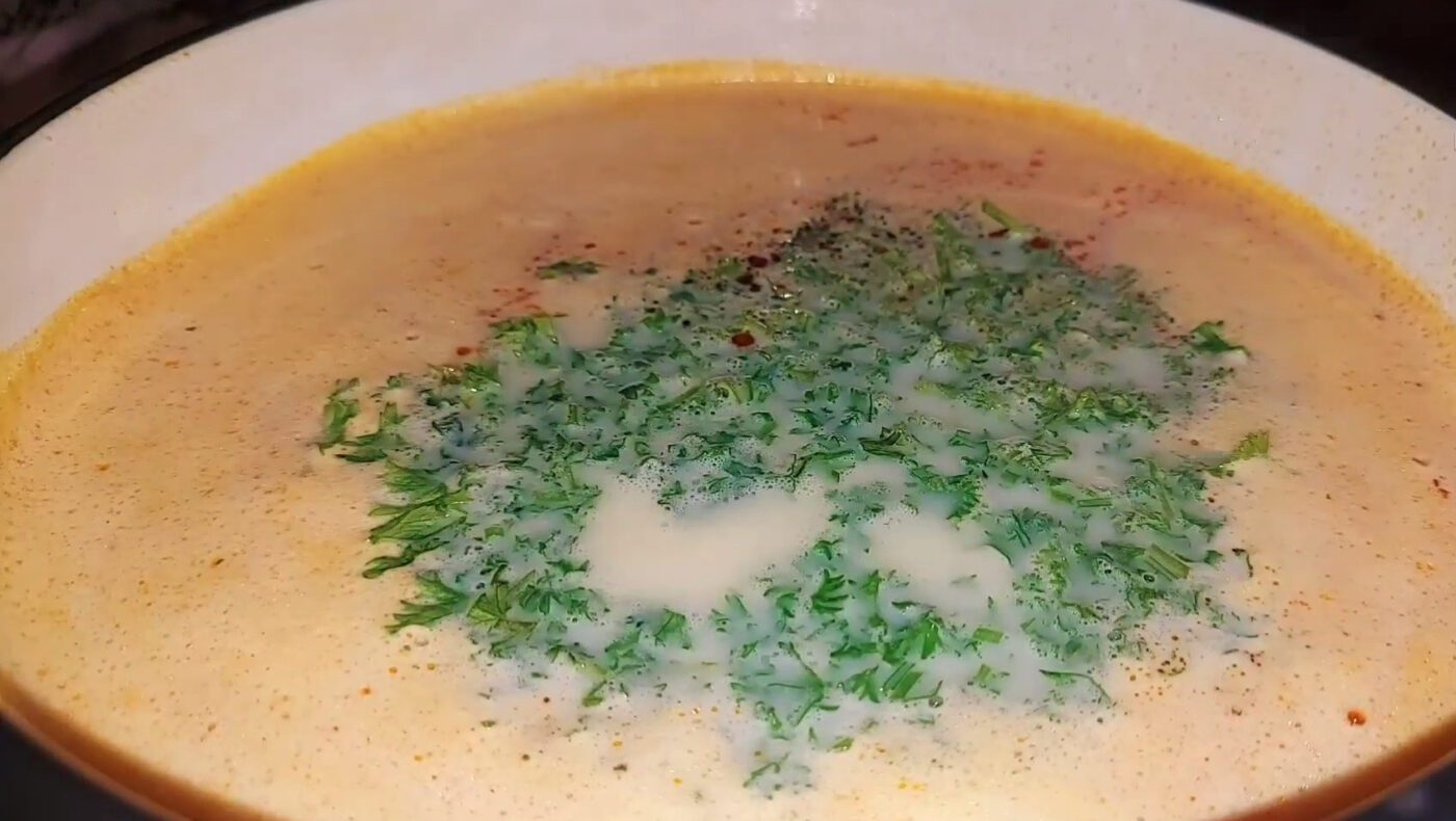 Рецепт смачного і наваристого супу з кольрабі та сметаною