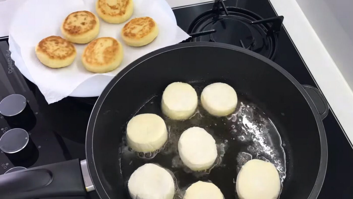 Рецепт смачних та ніжних сирників з мінімальною кількістю борошна