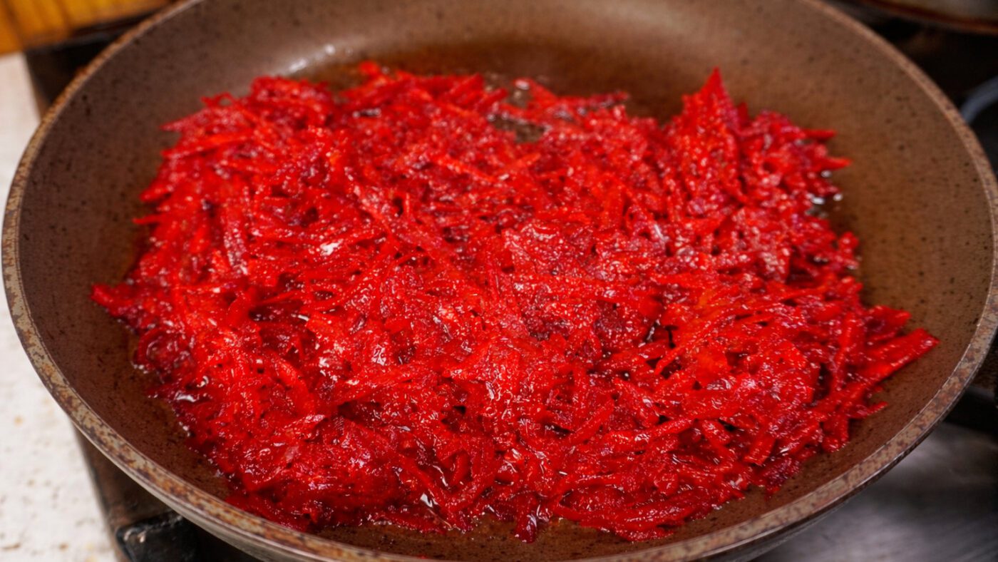 Рецепт насиченого борщу на грибному бульйоні з буряковим квасом